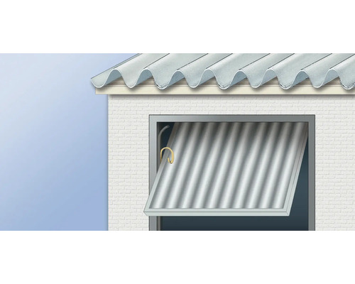 Gebäudeansicht mit Dach und geöffnetem Fenster mit Rollladen