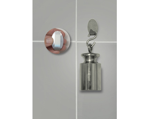 Anbringung eines Klebehaken an einer gefliesten Wand mit Gewicht