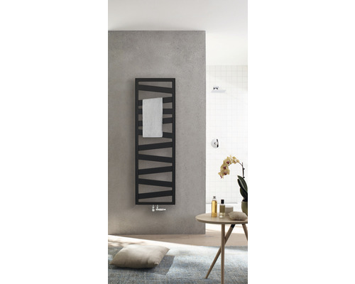 Modernes Badezimmer mit Handtuchwärmer, Dusche und Dekoration