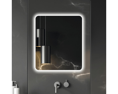 Badezimmerszene mit beleuchtetem Spiegel, Waschbeckenarmatur und Hängelampen