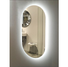 Miroir ovale avec éclairage LED dans une salle de bain