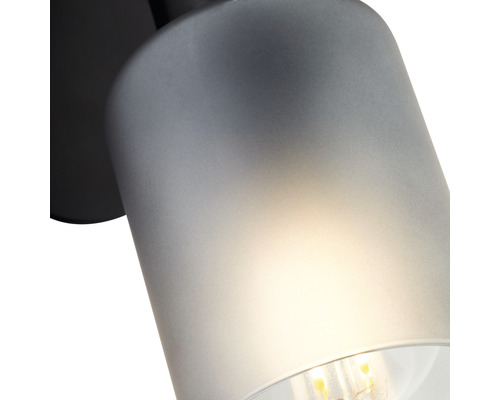 Nahaufnahme einer Wandleuchte mit Leuchtmittel