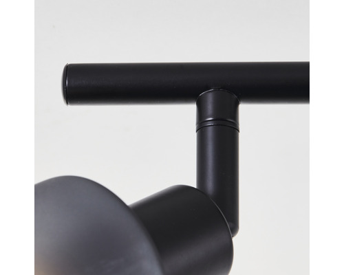 Detail einer schwarzen Deckenleuchte