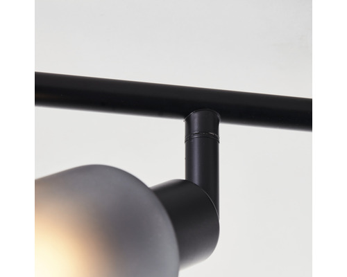 Detailaufnahme einer schwarzen Deckenleuchte mit Spot