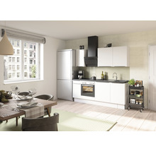 Cuisine lumineuse avec table à manger, chaises, réfrigérateur et kitchenette
