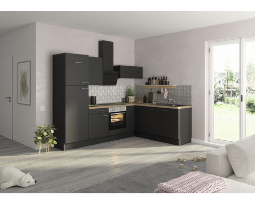 Helle Wohnung mit moderner, schwarzer Küchenzeile, Dunstabzugshaube und Arbeitsplatte in Holzoptik.