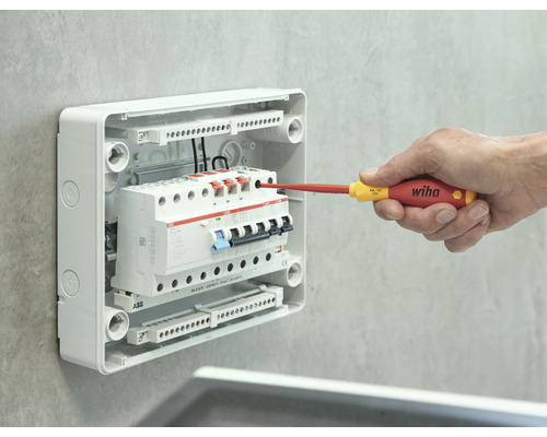 Installation d''un disjoncteur dans un boîtier de distribution avec un tournevis de Wiha