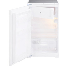 Geöffneter weißer Kühlschrank mit Regalen und Gefrierfach