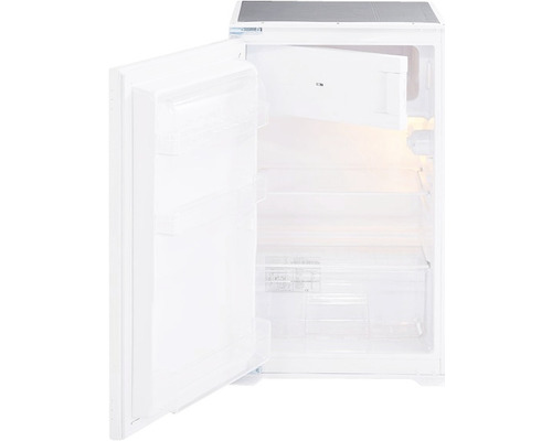 Offener Kühlschrank mit Regalen
