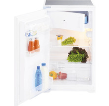 Offener Kühlschrank gefüllt mit Lebensmitteln wie Getränken, Joghurt, Gemüse und Obst.