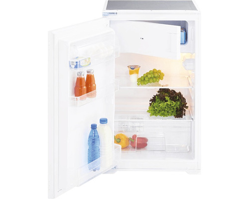 Offener Kühlschrank gefüllt mit Lebensmitteln wie Getränken, Joghurt, Gemüse und Obst.