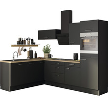 Moderne Küche mit Dunstabzugshaube, Spüle und Elektrogeräten