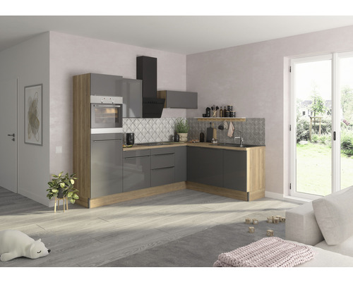 Cuisine moderne avec armoires grises, structure en bois et hotte aspirante
