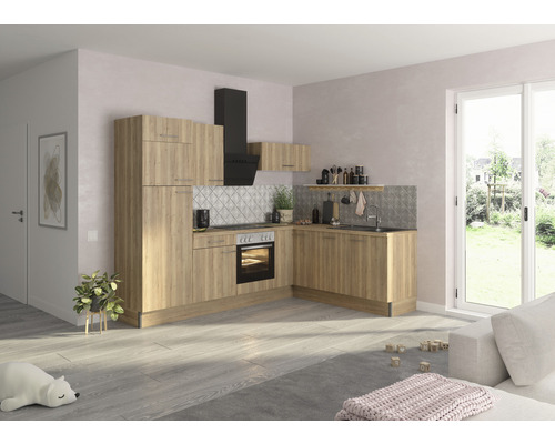 Helle Küche mit Einbauküche, Dunstabzugshaube und Spüle in einem hellen Raum.