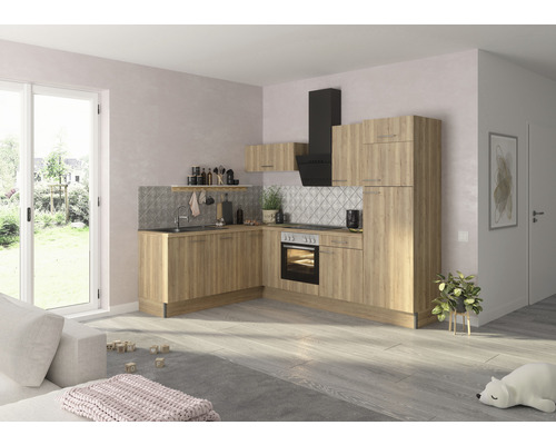 Helle Küche mit Holzoptik, Dunstabzugshaube und grauen Fliesen