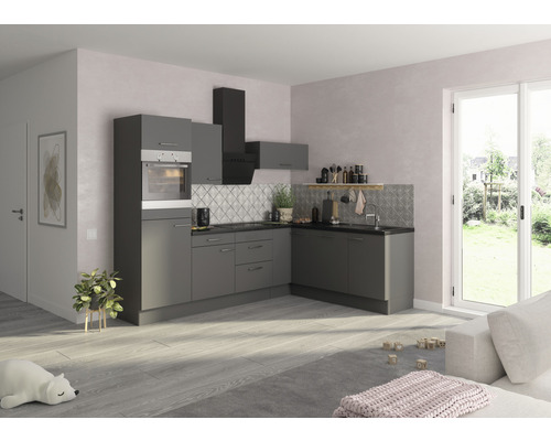 Graue Eckküche mit Spüle, Herd und Dunstabzugshaube in einem hellen Raum