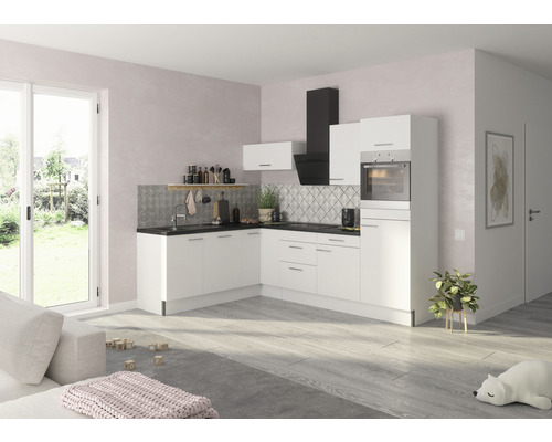 Helle Einbauküche mit Spüle, Herd und Dunstabzugshaube