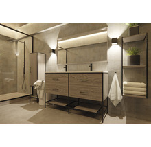 Helles Badezimmer mit Dusche, Waschtischunterschrank, Spiegel und Regal