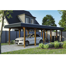 Carport aus Holz mit Auto im Hof
