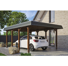 Holz Carport mit Auto vor Wohnhaus