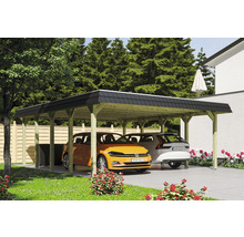 Double carport en bois avec deux voitures en dessous dans un jardin
