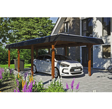 Abri voiture en bois avec voiture sur une place de parking pavée