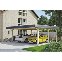 Carport aus Holz mit zwei geparkten Autos vor einem Haus.