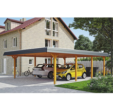 Doppelcarport aus Holz mit zwei parkenden Autos vor einem Wohnhaus