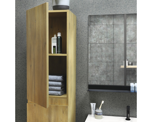 Scène de salle de bains avec armoire haute, serviettes, produits cosmétiques, miroir et lavabo