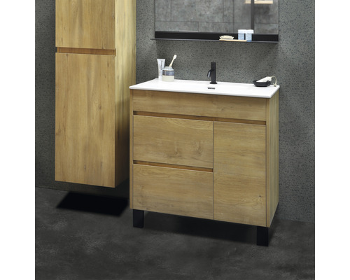 Salle de bain avec meuble sous-vasque, lavabo et armoire haute