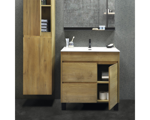 Salle de bain avec meuble sous-lavabo, lavabo, armoire de toilette et armoire haute aspect bois
