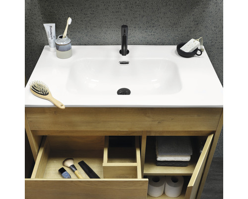 Salle de bains avec meuble-lavabo, lavabo et tiroirs ouverts pour le rangement