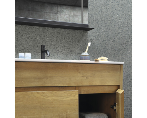 Salle de bains avec meuble-lavabo en bois, vasque à poser et robinetterie