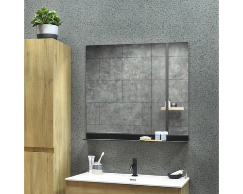 Salle de bains avec lavabo, miroir et armoire haute aspect bois devant un mur gris