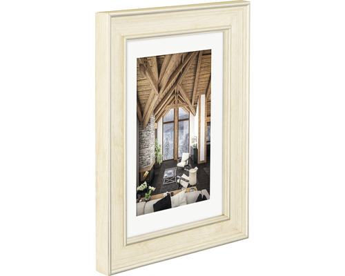 Bilderrahmen mit Foto eines Wohnzimmers im Landhausstil