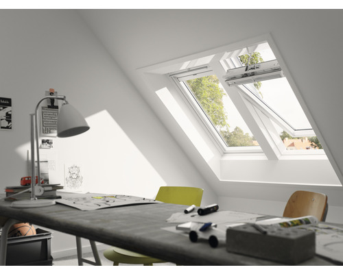 VELUX Schwingfenster INTEGRA SOLAR GGU PK06 006630 ENERGIE PLUS 94x118 cm inkl. Motor,Regensensor und Funk-Wandschalter Heller Dachbodenraum mit Schreibtisch und Dachfenster