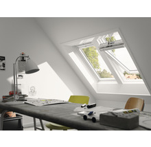 Helles Dachzimmer mit Schreibtisch und Dachfenster für Tageslicht