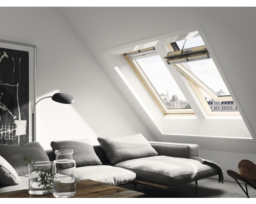 Wohnzimmer mit Dachfenstern, Sofa und Dekoration
