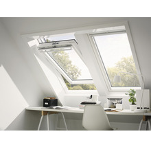 Deux fenêtres de toit dans un bureau lumineux avec un bureau