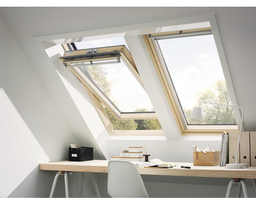 Ein Arbeitszimmer mit Dachfenstern, die Tageslicht hereinlassen.