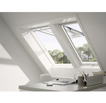 Zwei Dachfenster in einem hellen Raum mit Schreibtisch und Büromaterialien.