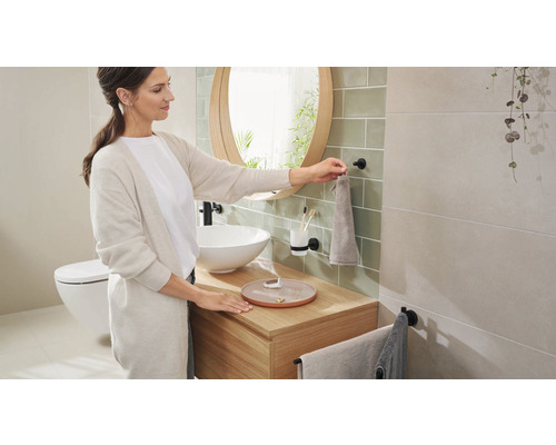 "Salle de bain lumineuse avec lavabo, miroir, porte-serviettes et toilettes 