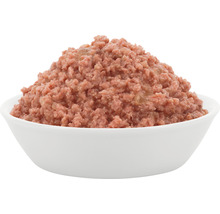 Aliments humides pour chiens dans un bol
