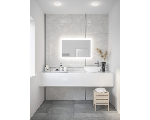 Salle de bains moderne avec lavabo, miroir éclairé et carrelage gris