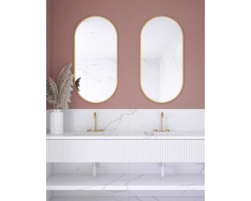 Badezimmer mit zwei ovalen Spiegeln, Waschbeckenunterschrank und Dekor