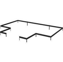 Jardinière surélevée en forme de U avec poteaux de support.