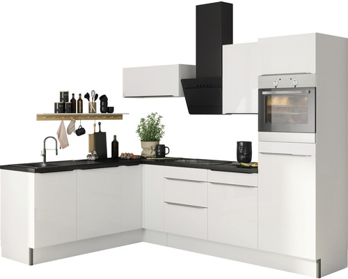 Moderne Küche mit weißen Schränken, schwarzer Arbeitsplatte und Dunstabzugshaube.