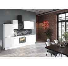 Moderne Küche mit weißen Schränken, Dunstabzugshaube und Esstisch im Loft-Stil
