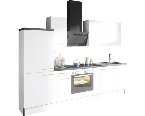 Moderne Küche mit weißen Schränken, Arbeitsplatte und Dunstabzugshaube