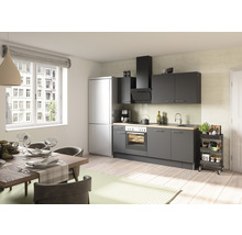 Pièce lumineuse avec kitchenette, table à manger et chaises